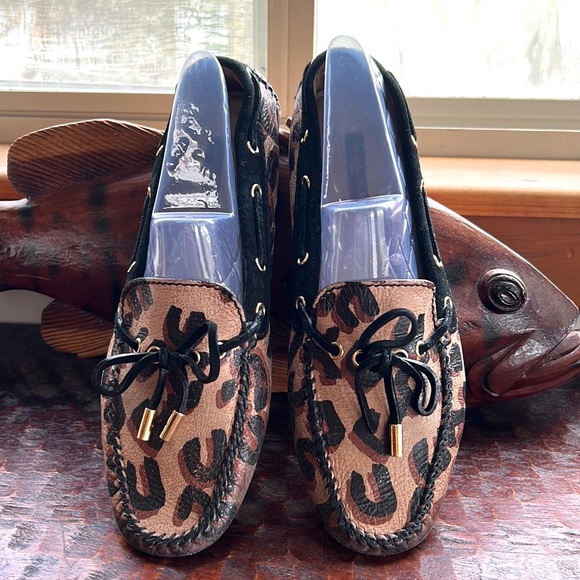 Louis Vuitton Leopard Print Leather and Black Suede Trim Gloria Loafers 👞 - Picture 7 of 16